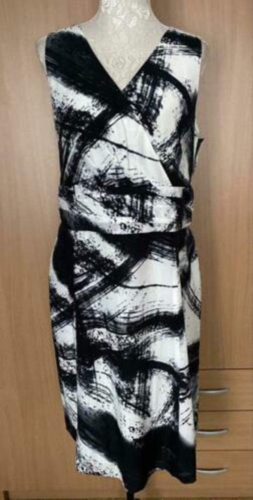 Bandolera jurk maat 46 [DM], Kleding | Dames, Jurken, Zo goed als nieuw, Maat 46/48 (XL) of groter, Zwart, Onder de knie, Ophalen of Verzenden