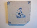 een 17e eeuwse tegel met een knielend mannetje, Ophalen of Verzenden
