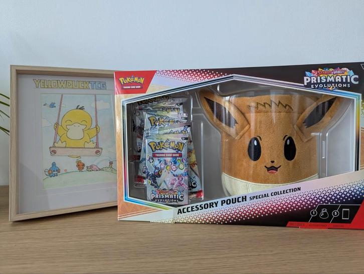 🟡 Prismatic Evolutions Accessory Pouch Special Collection, Hobby en Vrije tijd, Verzamelkaartspellen | Pokémon, Nieuw, Boosterbox