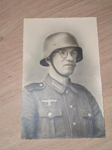 Foto duitse Soldaat met Helm, Mei 1942 beschikbaar voor biedingen