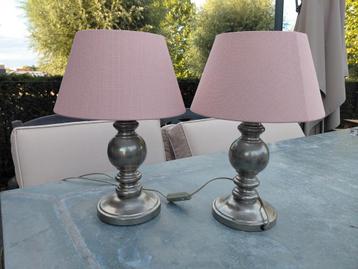 Zware tinnen lampen met zachtroze kappen beschikbaar voor biedingen