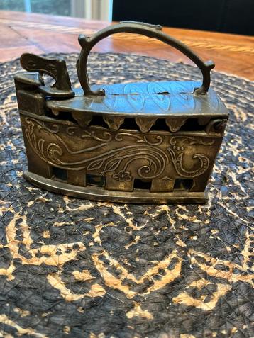 Vintage klein decoratief strijkijzer beschikbaar voor biedingen