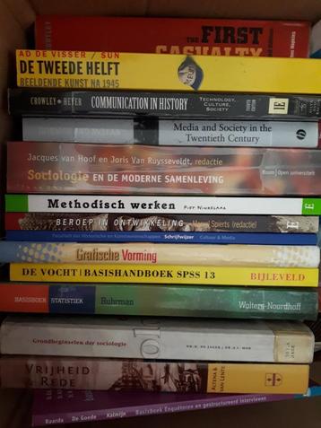 Studieboeken social work en media en journalistiek beschikbaar voor biedingen