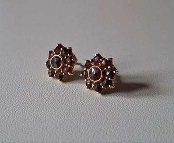 Gouden oorstekers met granaat beschikbaar voor biedingen