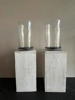 Twee stijlvolle glazen windlichten op witte houten blokken, Huis en Inrichting, Woonaccessoires | Zuilen en Pilaren, Ophalen, Gebruikt
