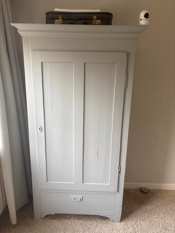 Mooie oude landelijke eendeurskast met hang- en legplanken beschikbaar voor biedingen