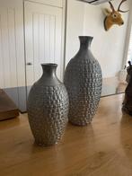 2 zilverkleurige stenen vazen, Ophalen, Overige kleuren, Steen, Minder dan 50 cm