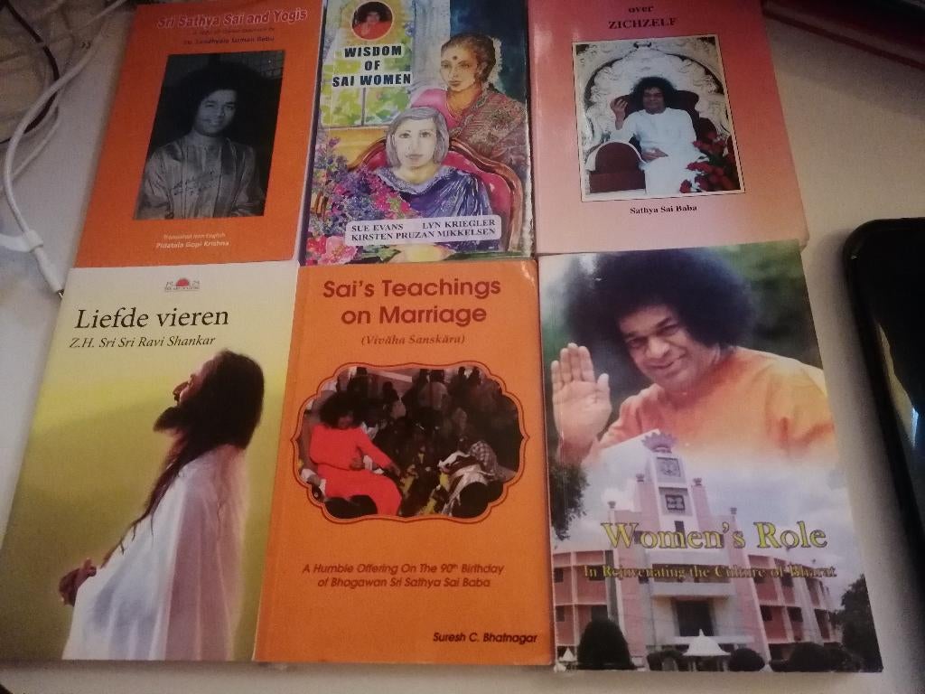 6 X !! Z.H. Siri Ravi Shankar Liefde vieren Sai Baba Avatar, Boeken, Ophalen of Verzenden, Gelezen, Z.H. Siri Ravi Shankar