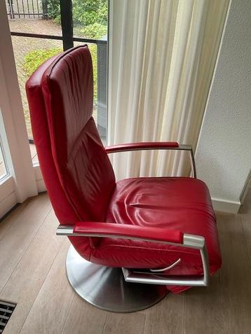 Rode leren relaxfauteuils met draaipoot beschikbaar voor biedingen