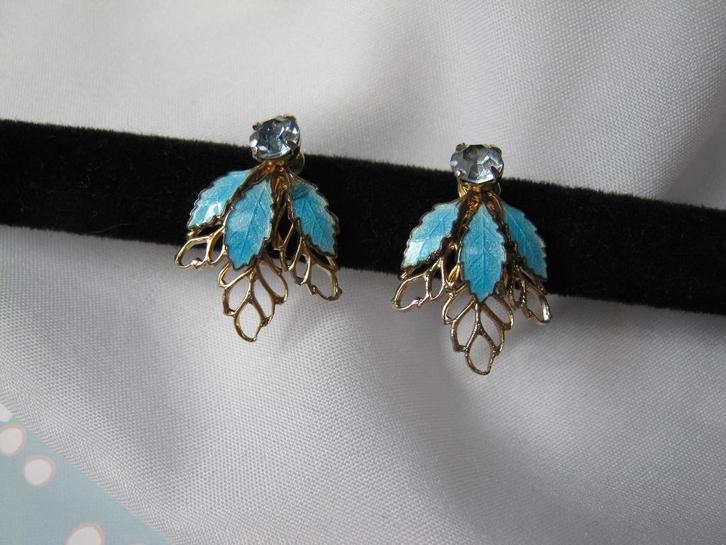 Oorbellen aqua blauw quilloche emaille blaadje schroefmodel, Sieraden, Tassen en Uiterlijk, Oorbellen, Zo goed als nieuw, Overige materialen