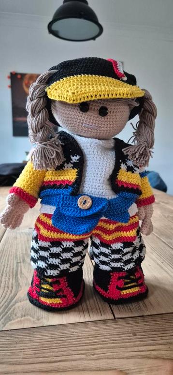 Handgemaakte Pop 40cm - Red Bull Outfit beschikbaar voor biedingen