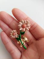 Emaille bloem broche met gouden beertje, Ophalen of Verzenden, Nieuw, Roze, Overige materialen