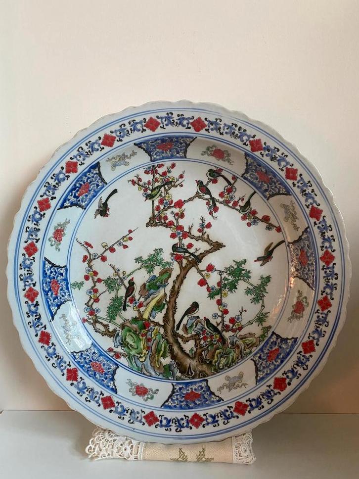 Groot Chinees sierbord met bloemen en vogels, Antiek en Kunst, Antiek | Wandborden en Tegels, Ophalen of Verzenden