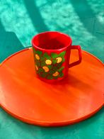 Retro kunststof mok rood jaren 70 print groene bloemen geel, Ophalen of Verzenden, Zo goed als nieuw