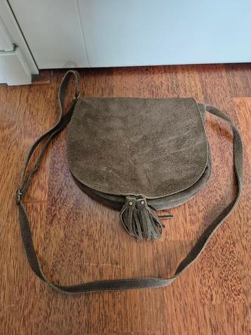 Leuke suede crossbody bruin  beschikbaar voor biedingen