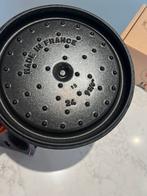 NIEUWE Staub 24 cm Bordeaux in de doos, Huis en Inrichting, Keuken | Potten en Pannen, Gietijzer, Nieuw, Ophalen of Verzenden