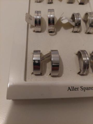 Twee zilveren relatieringen 1 diamant in effen bewerkt beschikbaar voor biedingen