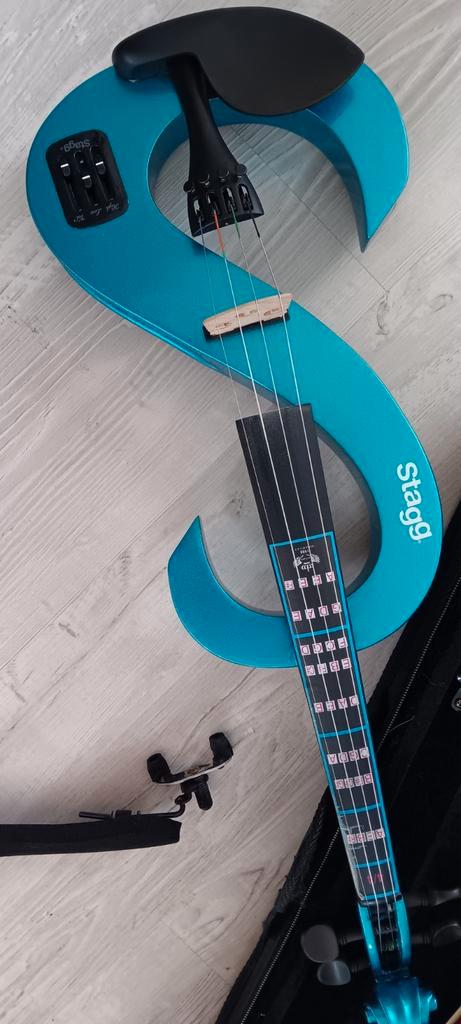 Stagg elektrische viool met hardcase, Muziek en Instrumenten, Strijkinstrumenten | Violen en Altviolen, Zo goed als nieuw, Viool