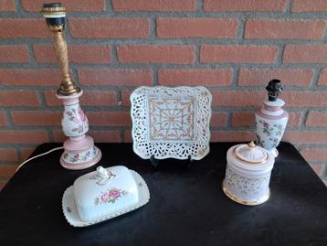 Verschillende vintage porseleinen decoraties.  beschikbaar voor biedingen