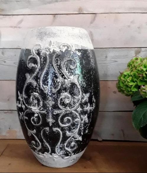 Kruik - pot - vaas - stoer - sober - gothic - landelijk grot, Huis en Inrichting, Woonaccessoires | Vazen, Zo goed als nieuw, Overige kleuren
