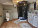 Seizoensplek met eigen prive sanitair en caravan te koop., Ophalen, Nieuw, Met douche
