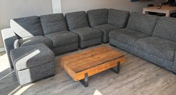Robuuste houten salontafel van houtbalken en stalen onderst beschikbaar voor biedingen