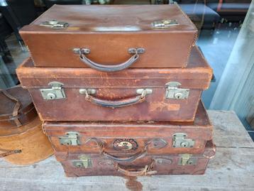 Antieke lederen koffers  beschikbaar voor biedingen