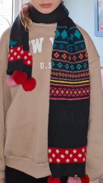 Leuke Gebreide Sjaal met Pompons beschikbaar voor biedingen