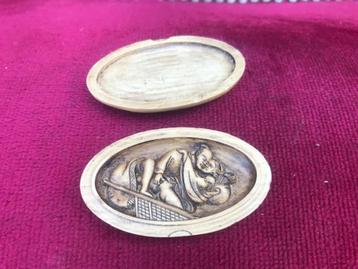 verfijnd houtsnijwerk, verborgen erotica beschikbaar voor biedingen