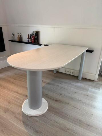 Tafel  beschikbaar voor biedingen