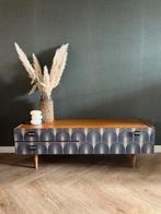 Vintage midcentury dressoir / tv kast / ladekast met print, Huis en Inrichting, Ophalen, 100 tot 150 cm, 1 of 2 laden, Zo goed als nieuw