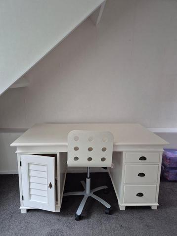 Bed nachtje kast en buro. beschikbaar voor biedingen