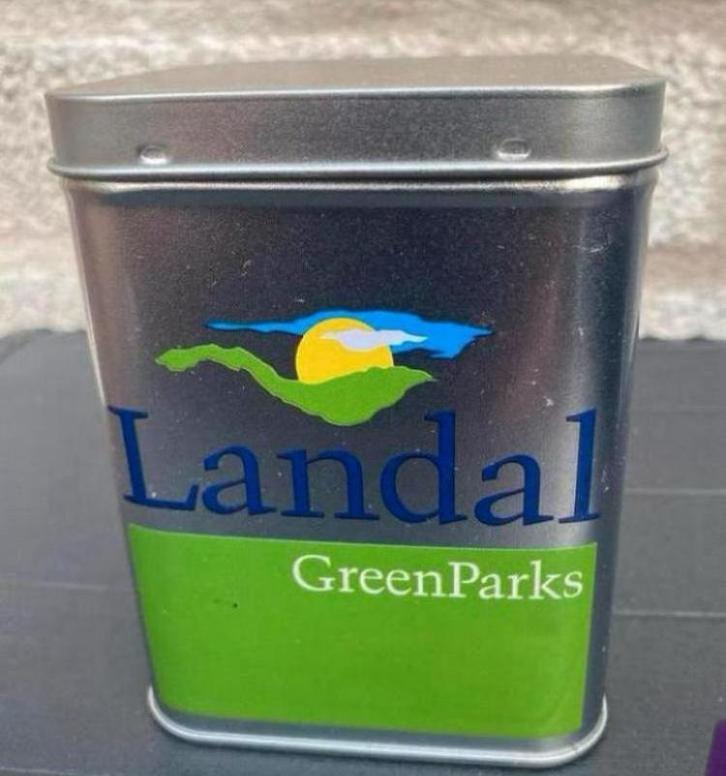 Vierkant blikje van Landal GreenParks. Afm. 11x9x9 cm., Verzamelen, Blikken, Zo goed als nieuw, Overige, Overige merken, Ophalen of Verzenden