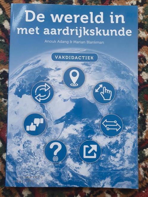 Anouk Adang - De wereld in met aardrijkskunde, Boeken, Wetenschap, Zo goed als nieuw, Ophalen of Verzenden