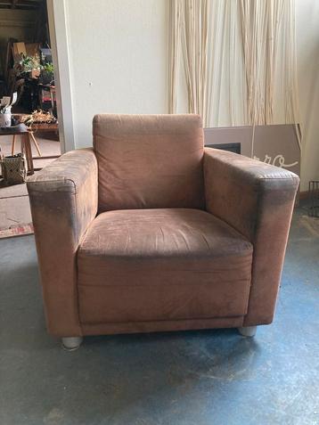 Bruine fauteuil van nubuckleer beschikbaar voor biedingen