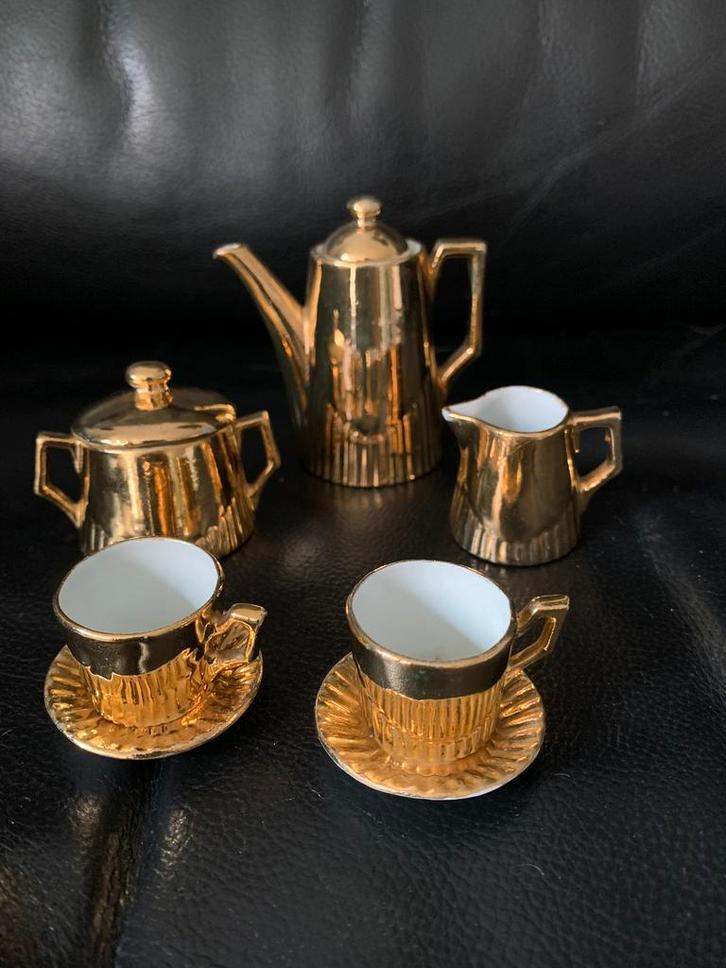 Antiek Porseleinen Miniserviesje met Goud, Antiek en Kunst, Antiek | Servies compleet, Ophalen of Verzenden