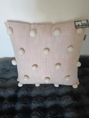 Kussen met pompons  beschikbaar voor biedingen