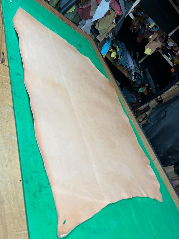 Naturel kleur tuigleer 2-2,5 dikte soepel nr2, Hobby en Vrije tijd, Stoffen en Lappen, Zo goed als nieuw, Leer of Kunstleer, 30 tot 120 cm