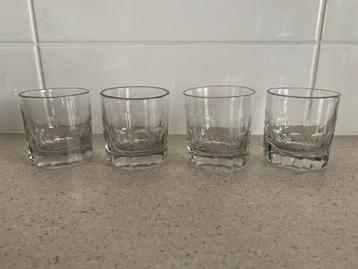 4 glaasjes, plm. 1940 voor whiskey, advocaat e.d. 6 cm hoog. beschikbaar voor biedingen