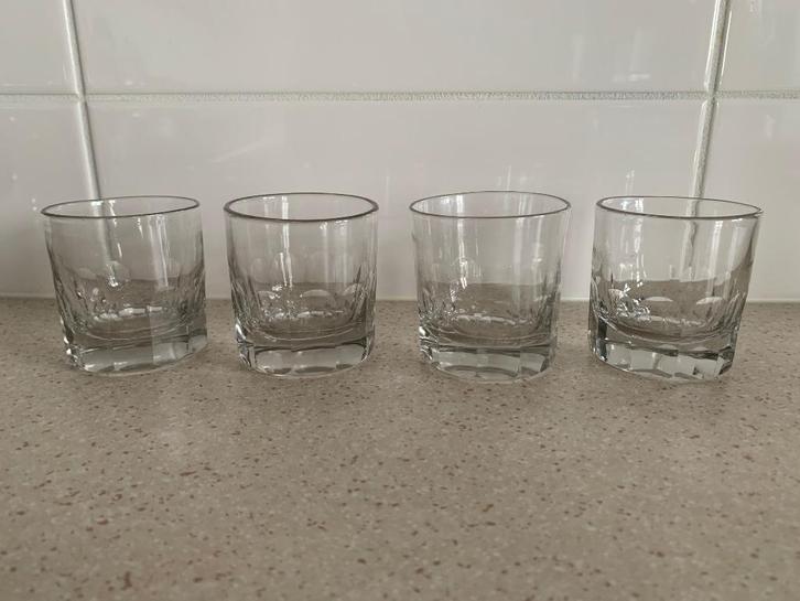 4 glaasjes, plm. 1940 voor whiskey, advocaat e.d. 6 cm hoog., Antiek en Kunst, Antiek | Glas en Kristal, Ophalen of Verzenden
