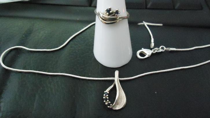 zilver ketting hanger en ring met blauwe saffier steentjes, Sieraden, Tassen en Uiterlijk, Kettingen, Zo goed als nieuw, Zilver