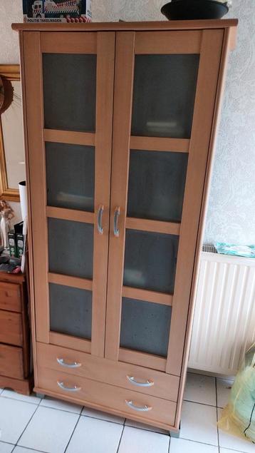 Kast 185cm hoog, 85cm breed beschikbaar voor biedingen