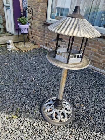 Ijzeren vogelhuis. beschikbaar voor biedingen