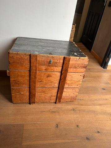Geleefde oude kist beschikbaar voor biedingen