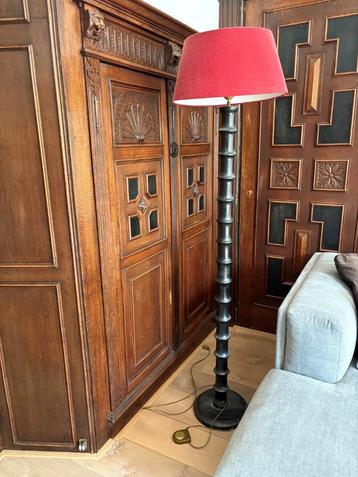 Houten Vloerlamp met een velvet kap rood beschikbaar voor biedingen