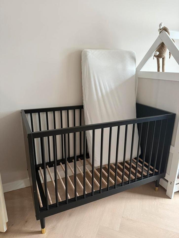 Bopita ledikant, zwart met gouden pootjes inclPretura matras, Kinderen en Baby's, Babywiegjes en Ledikanten, Zo goed als nieuw