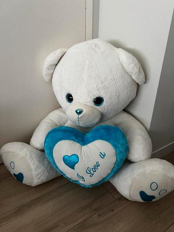 Grote witte teddybeer met blauwe hart - “i love you” beschikbaar voor biedingen