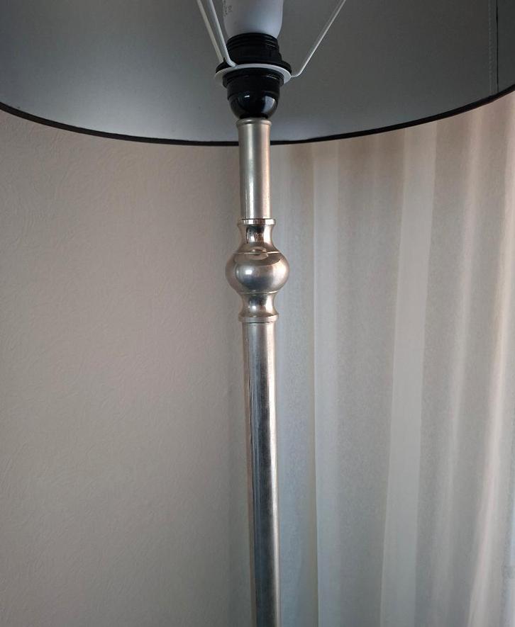 Z.g.a.n Rvs/zilverkleurige vloerlamp mer zwarte kap, Huis en Inrichting, Lampen | Vloerlampen, Zo goed als nieuw, 150 tot 200 cm