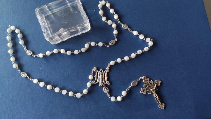 124 Mooie witte rozenkrans met wonderdadige medailles, Verzamelen, Religie, Zo goed als nieuw, Christendom | Katholiek, Overige typen