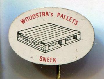 Woudstra's pallets Sneek blik speldje ( T_159 ) beschikbaar voor biedingen